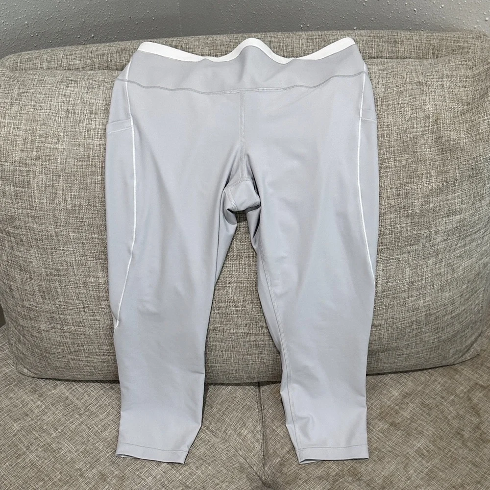 Athleta - Women’s Crop Leggings - Medium - Picture 3 of 7